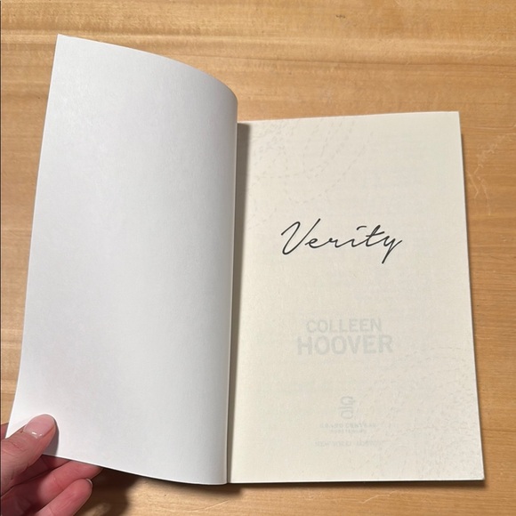 Verity - Colleen Hoover Softcover - Picture 8 of 8